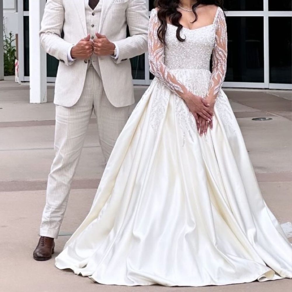 Ivory wedding dress / gown with veil